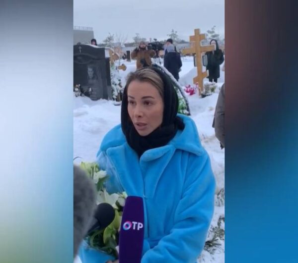 Бывшая жена Грачевского Анна на открытии памятника. Скрин с видео starhit.ru