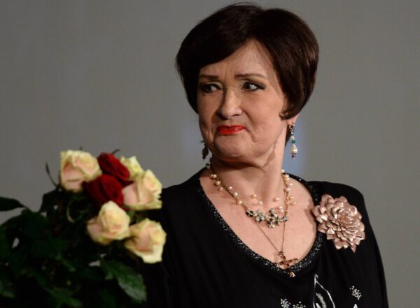 Зинаида Кириенко с цветами