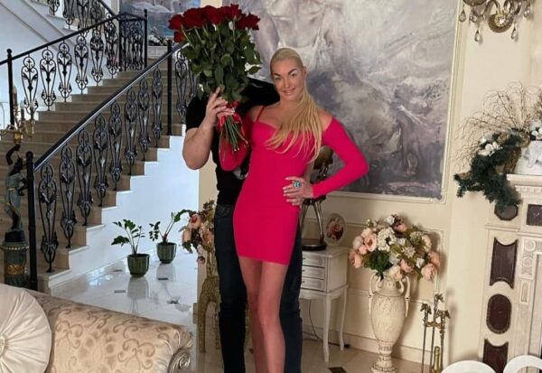 Анастасия Волочкова с розами