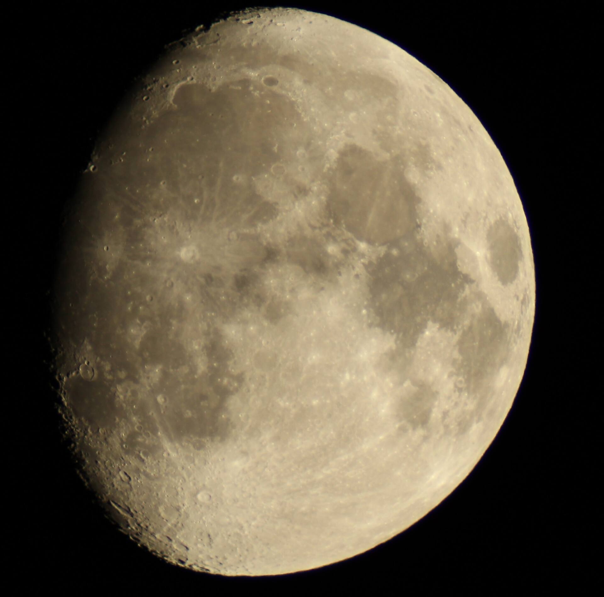 Прибывающая луна в марте. Растущая Луна фото. Пояс Луны. Луна в марте 2022.