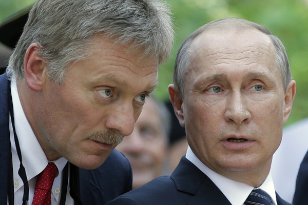Владимир Путин и Дмитрий Песков. Фото gazeta.ru