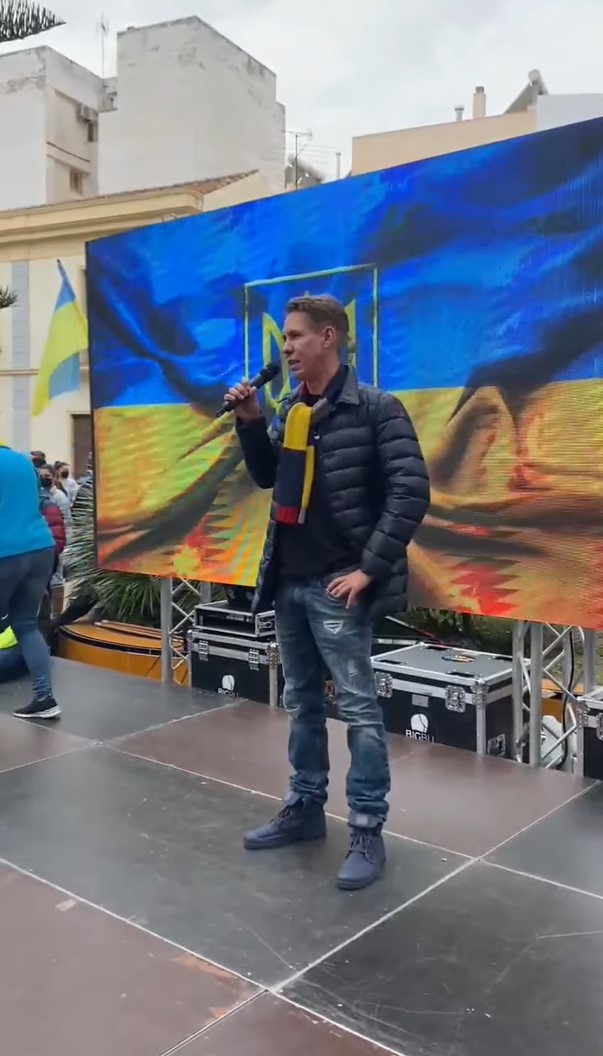 Давно не было слышно: Алексей Панин вышел на митинг в поддержку Украины