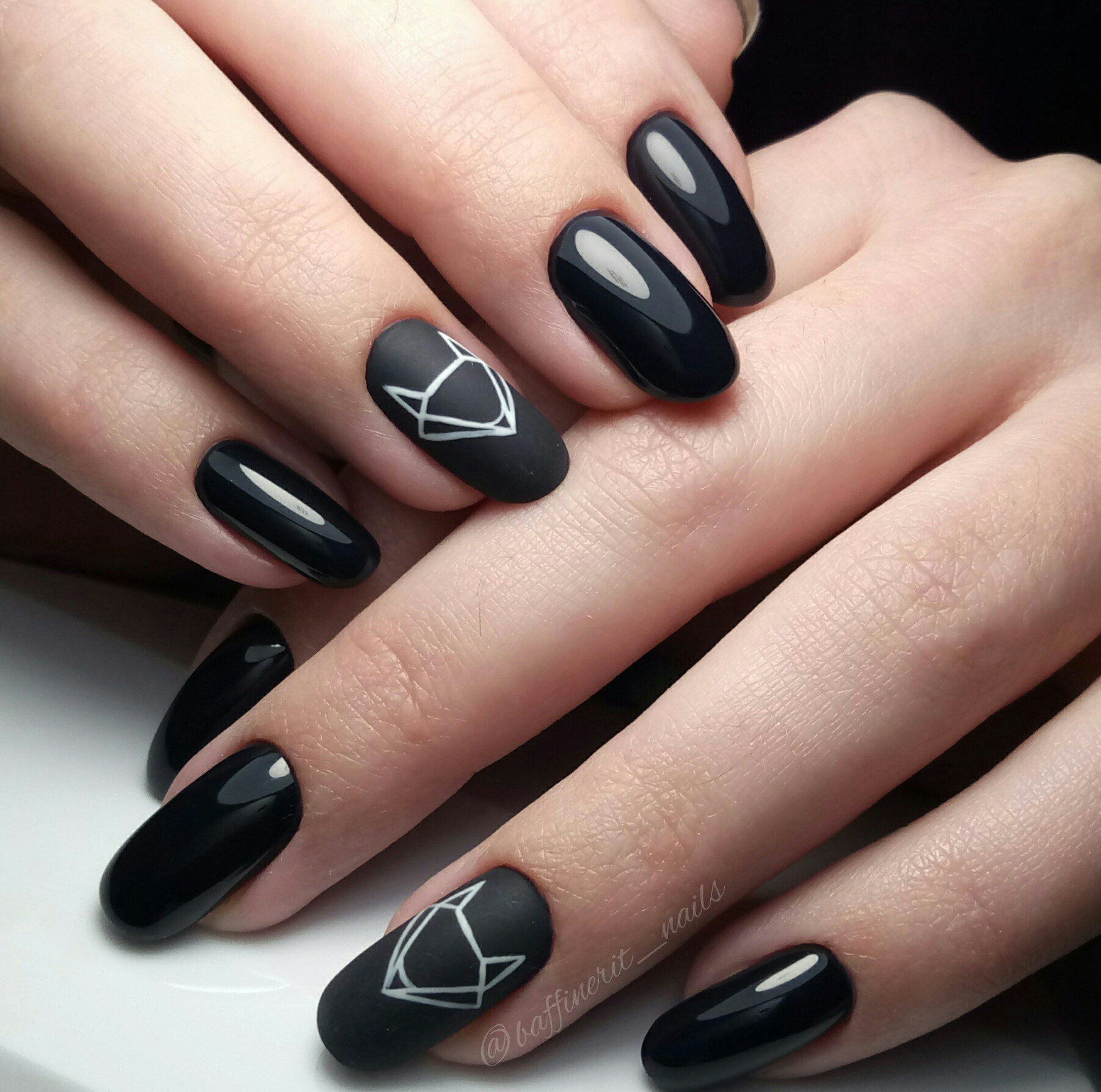 Идея черных ногтей. Темный маникюр. Черные ногти. Красивый черный маникюр. Ногти темные.