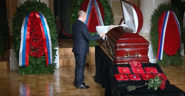 Владимир Путин на прощании с Жириновским