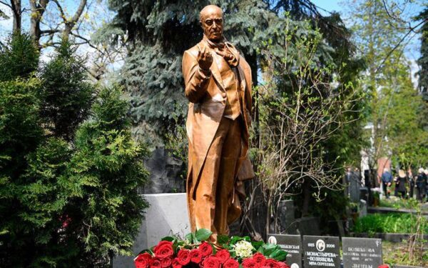 Памятник Владимира Этуша 