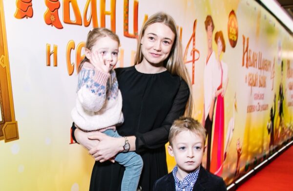 Оксана Акиньшина с детьми, фото:kino-teatr.ru
