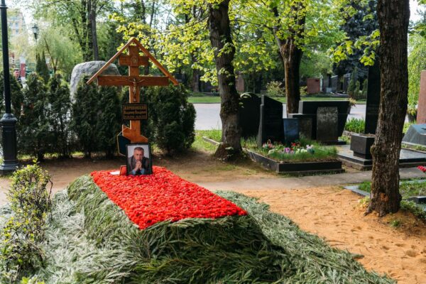 Коллеги Жириновского поделилась кадрами, сделанными на могиле политика