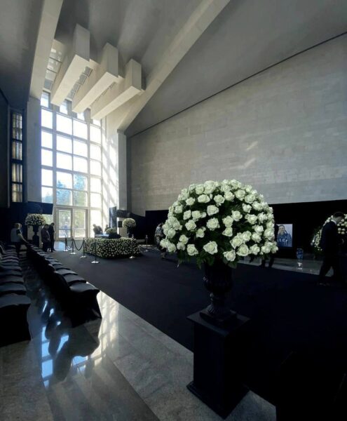 Преданные поклонники и "миллион" белых роз: первые фото с прощальной процессии с Юрием Шатуновым