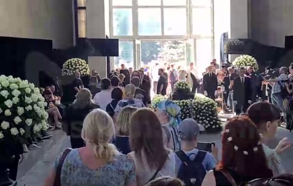 Преданные поклонники и "миллион" белых роз: первые фото с прощальной процессии с Юрием Шатуновым