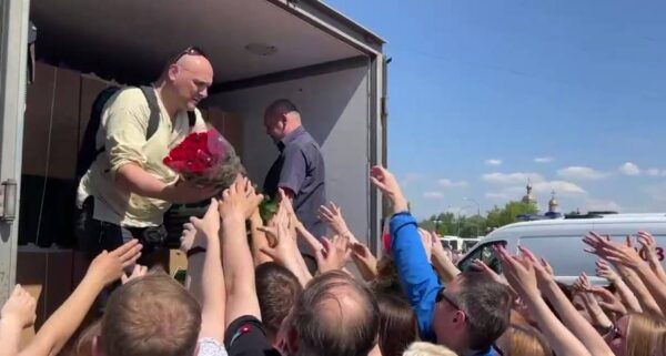 На Троекуровском поклонник Шатунова заказал целую «Газель» с розами, чтобы бесплатно раздать цветы всем, кто пришел попрощаться с Юрой