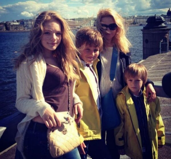 Екатерина Солоцинская с детьми 