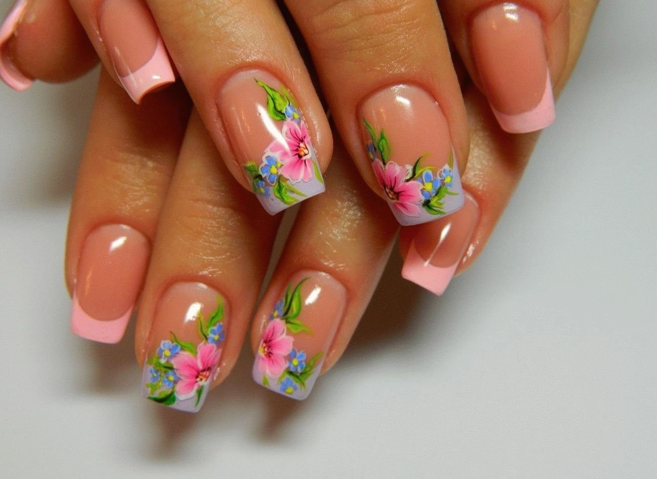 Дизайн ногтей с живыми цветами