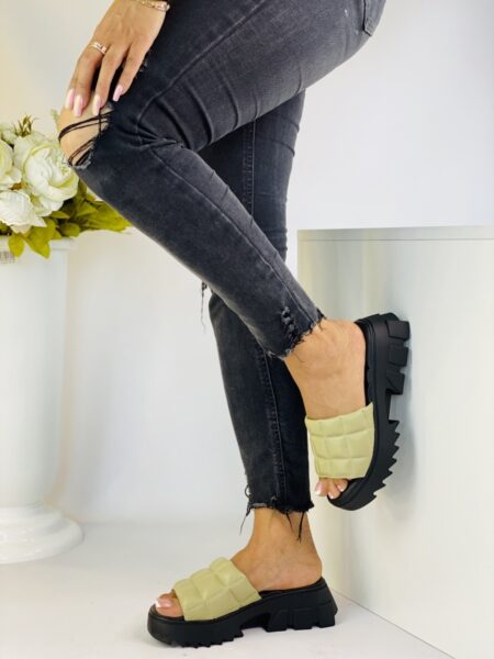 Самые модные женские шлепанцы 2022 - на платформе, кожаные, резиновые: последние тренды, фото стильной летней обуви