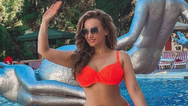 Анфиса Чехова показала фигуру без фотошопа и в бикини