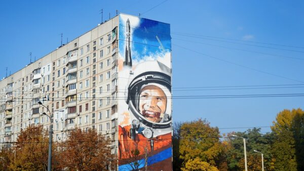 Время первых: в Киеве захотели переименовать улицу Гагарина на Армстронга