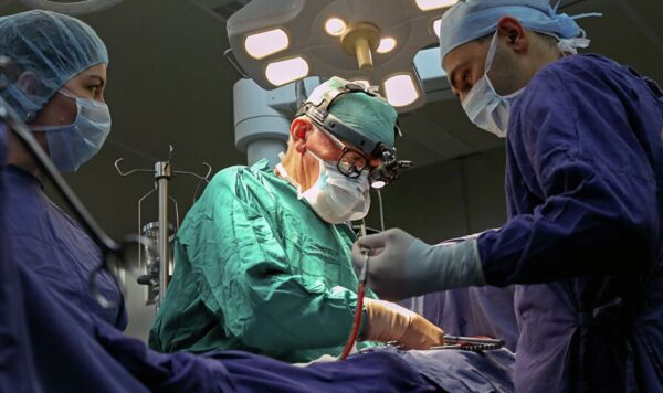 «Спасал детей Беслана, оперировал Кобзона, вдохнул жизнь сотням людей», - знаменитого хирурга Бокерию лишили должности из-за неудачных операций