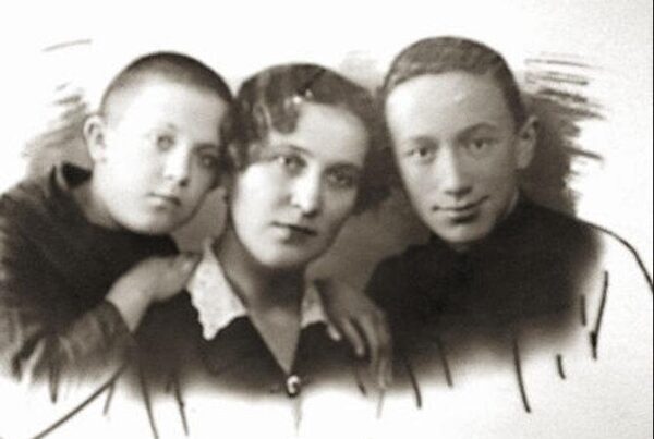 Алексей Смирнов с мамой и младшим братом