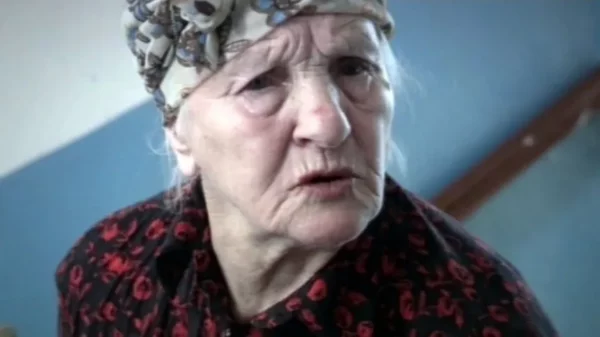 "Жалко", - 89-летняя Лидия Доротенко из-за внука вынуждена спать в подъезде - поднимает на неё руку