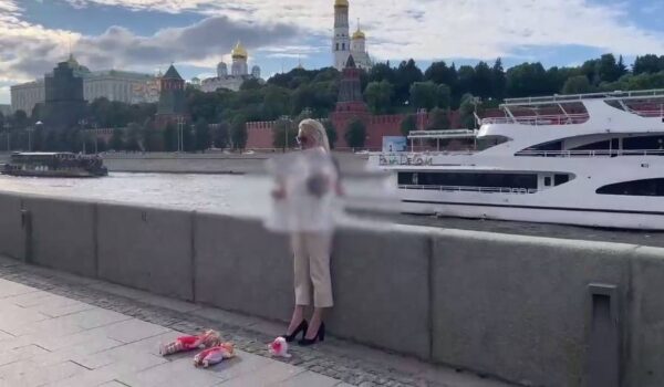 Продолжение следует: вернувшаяся с Европы Марина Овсянникова снова выскочила с плакатом, но на этот раз - у набережной Кремля