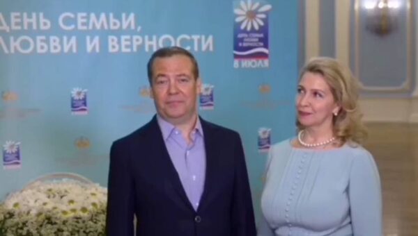 Дмитрий Медведев опроверг слухи о разводе с женой