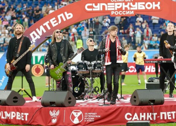 «Уберите их отсюда»: зрители на финале Суперкубка РФ освистали музыкантов из «Би-2», но те свои 3 миллиона забрали