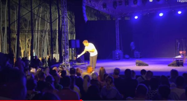 Артист не стал мишенью: охрана не пустила женщину с корзиной тухлых яиц на концерт Галкина в Турции