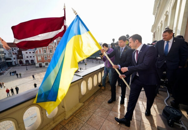 В Латвии начался сбор подписей за высылку из страны людей, лояльных к России - русофобия набирает обороты