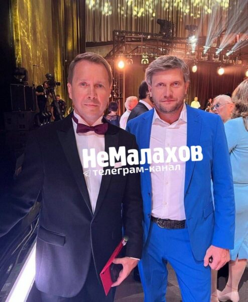 Актер Евгений Миронов пришел со спутником на открытие ММКФ