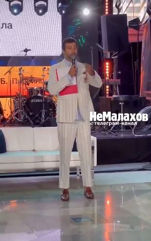 После выступления в Питере россияне назвали Ивана Урганта "клоуном" из-за любви к коротким штанишкам