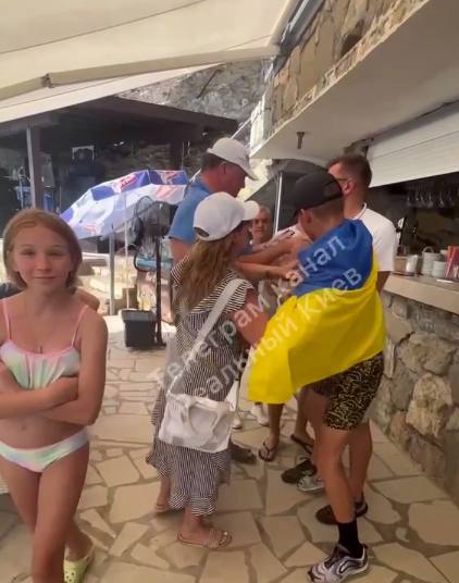 Устроивших скандал беженцев из Украины прогнали с пляжа