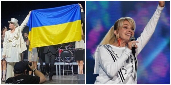Лайма Вайкуле с украинским флагом во время своего концерта