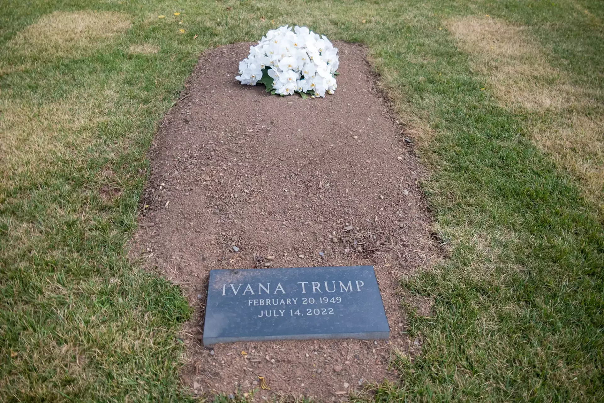Where Was Trump Ex Wife Buried