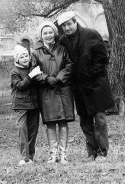 Александра Захарова с родителями