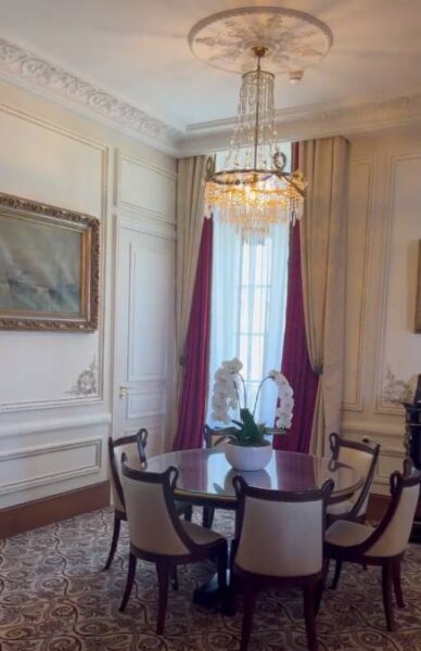 Королевский отдых телеведущей: номер во дворце Наполеона обходится Собчак в 330 тысяч рублей в сутки
