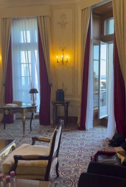 Королевский отдых телеведущей: номер во дворце Наполеона обходится Собчак в 330 тысяч рублей в сутки