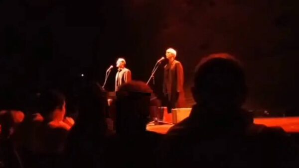 Ноль актерства и шум поезда: Хаматова и Белый начали свое выступление в Риге с националистического лозунга, но это их не спасло