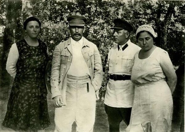 Слева Надежда Аллилуева и Иосиф Сталин