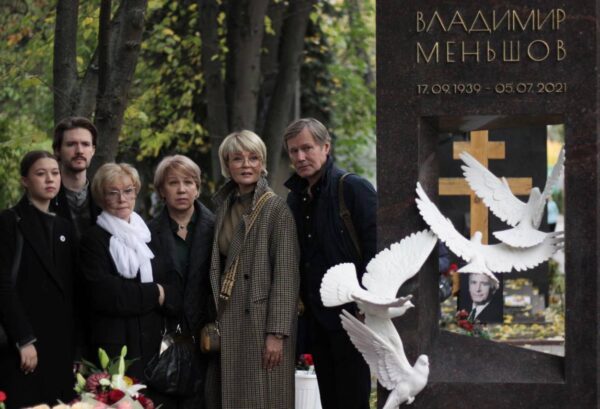 Дочь рассказала об открытии памятника на погосте Владимира Меньшова
