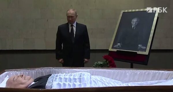 Владимир Путин попрощался с первым президентом СССР