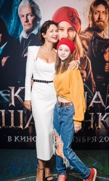 Красавица Екатерина Климова пришла в откровенном платье на детский праздник