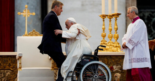 Папа Римский передвигается на инвалидном кресле