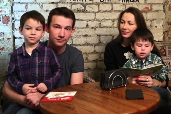Кирилл Емельянов и Екатерина Директоренко с детьями