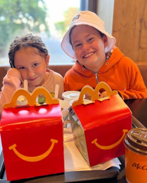 Дети Муцениеце в McDonald’s в Риге