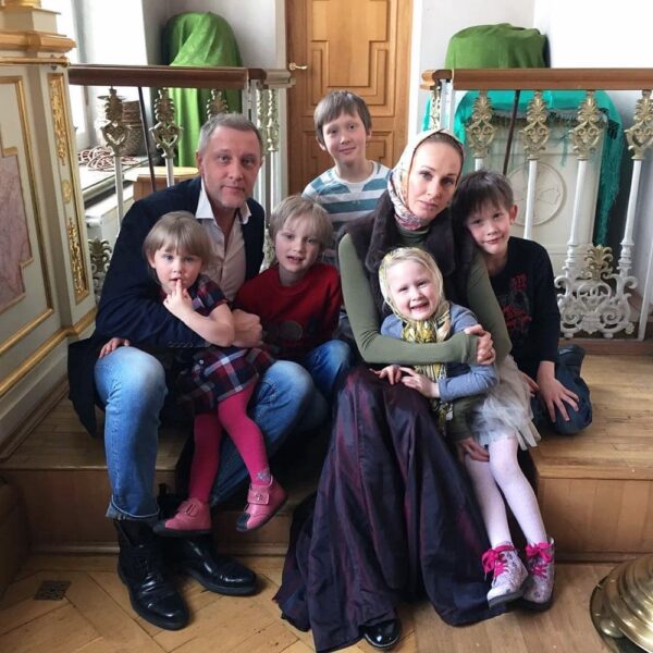 Полина Невзорова с мужем и детьми
