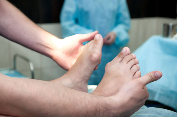 Безоперационный метод лечения "косточки" на ноге