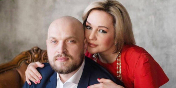 53-летняя Татьяна Буланова выходит замуж за бизнесмена, который на 19 лет её моложе. Подруга уже опубликовала фото с кольцом за 600 тысяч