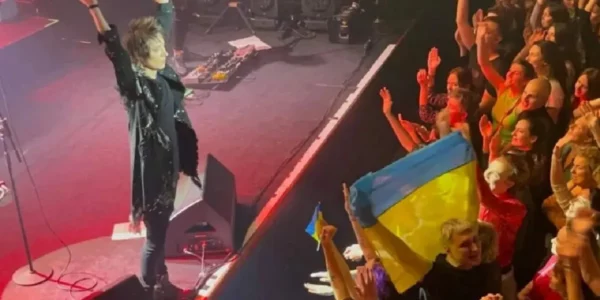 Нетрезвая Земфира на концерте в Европе неожиданно вспомнила о России