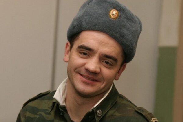Сильно поправился: известного по «Солдатам» сержанта Фахрутдинова не узнают даже фанаты