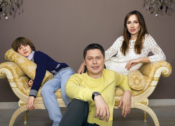 Денис Рожков с женой и сыном