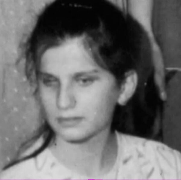 Как Гурцкая выглядела в детстве без очков. Брат опубликовал фото маленькой Дианы